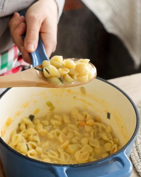 sopa con fideos y huevo