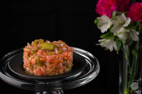 Vista de una ración de tartar de tomate