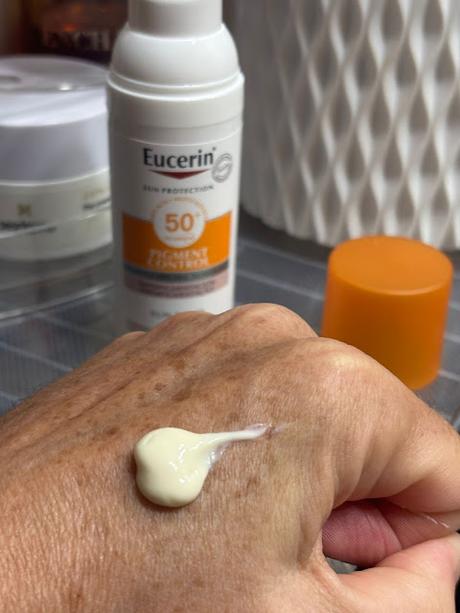 Muestra de la textura del protector solar Eucerin Pigment Control en la mano de una persona, mostrando su consistencia cremosa pero ligera