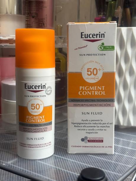Protector solar Eucerin Pigment Control SPF 50+ con su caja y dosificador.