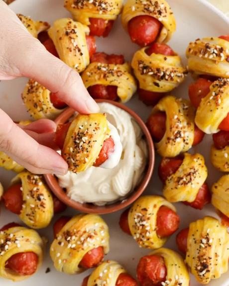 salchichas envueltas con dip de mayonesa