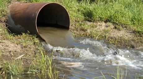 Vertidos contaminantes como ejemplo de impacto ambiental