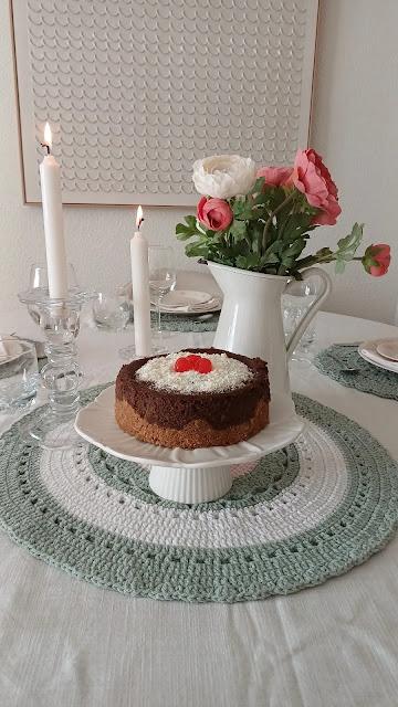 cheesecake de chocolate  servido en un plato blanco