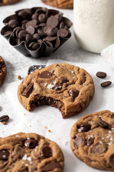 Galletas Masticables de Chocolate y Espresso con trozos de chocolate fundido y sal marina