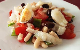 Ensalada de alubias blancas con bacalao