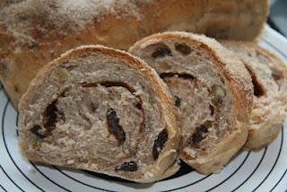 Pan dulce de canela con pasas y nueces