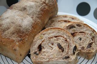 Pan dulce de canela con pasas y nueces