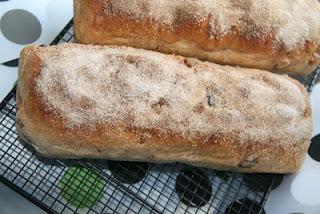 Pan dulce de canela con pasas y nueces