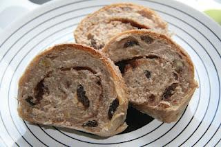 Pan dulce de canela con pasas y nueces