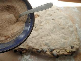 Pan dulce de canela con pasas y nueces