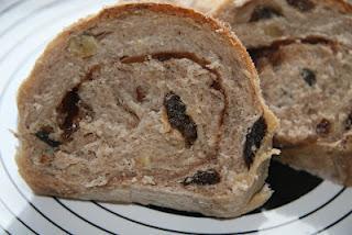 Pan dulce de canela con pasas y nueces