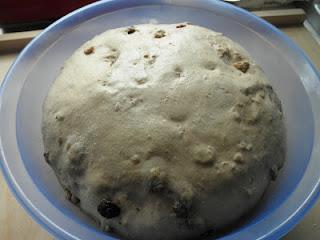 Pan dulce de canela con pasas y nueces