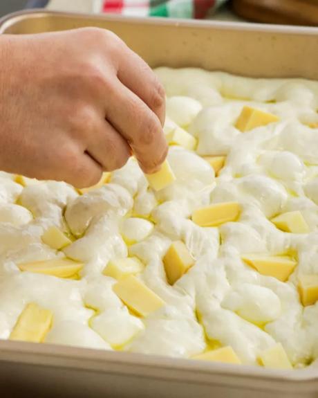 colocar los quesos en la masa de focaccia
