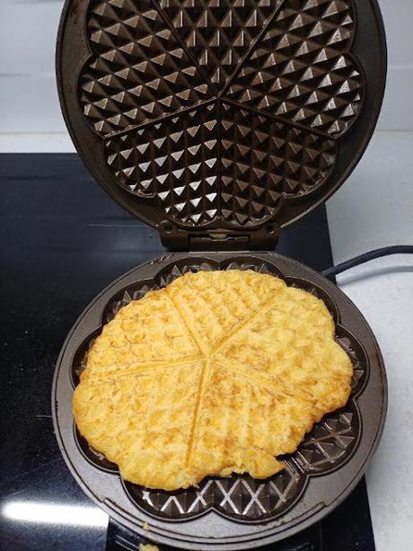 Gofres de patata sin gluten gofrera abierta con un gofre de patata ya cocinado
