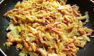 Col rehogada con bacon y ajo