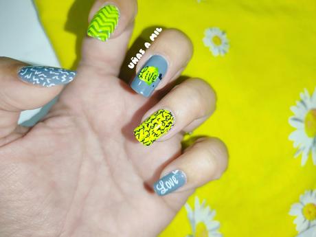 Diseño de uñas en amarillo y gris