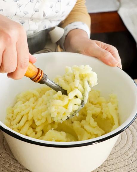 pisar papas para hacer puré