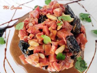TARTAR DE SALCHICHÓN DE MÁLAGA CON PASAS Y PIÑONES