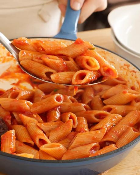 penne arrabbiata con tomate y peperoncino