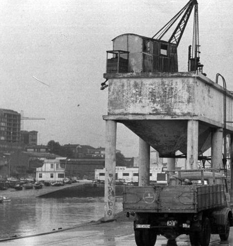 SANTANDER La evoluciÃ³n histÃ³rica de San MartÃ­n La vieja tolva de Puertochico con las naves del Club MarÃ­timo de fondo.
