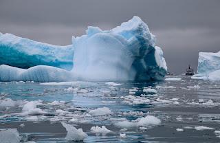 LA ANTÁRTICA EMPIEZA AQUÍ (2010), DE BENJAMÍN LABATUT.