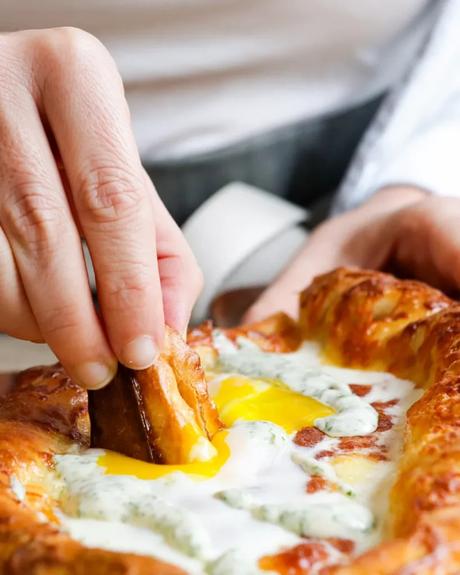 como comer khachapuri