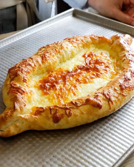 khachapuri salido del horno