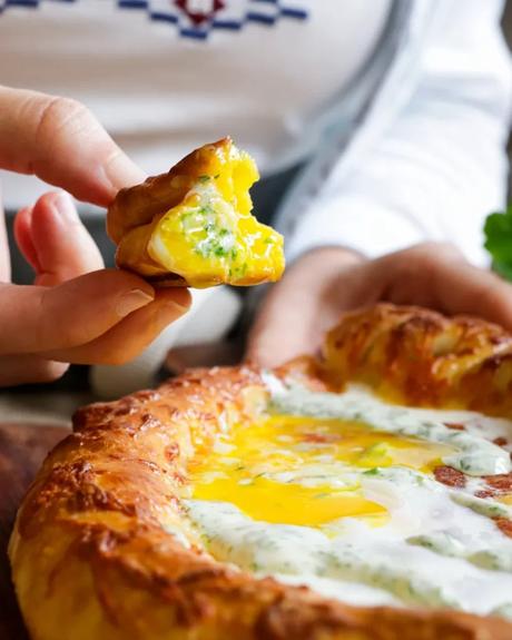comer khachapuri con la mano