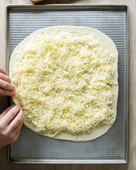 colocar el queso rallado sobre la masa