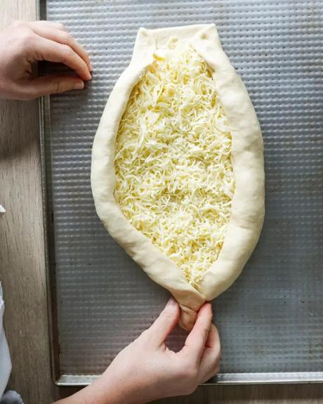 dar forma al khachapuri