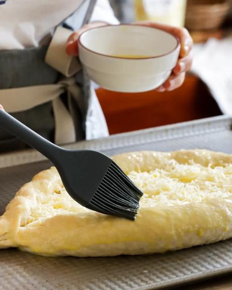 pintar con huevo el khachapuri 