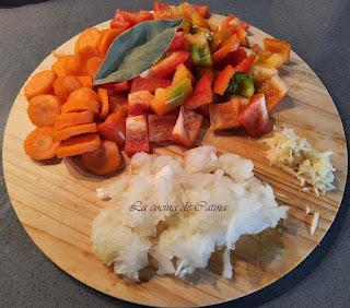 Jamoncitos de pollo con pimientos y aceitunas