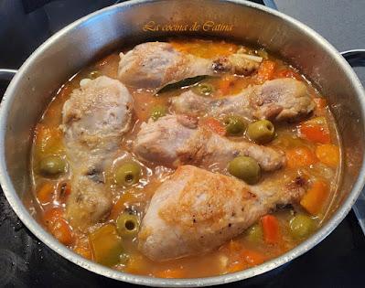 Jamoncitos de pollo con pimientos y aceitunas