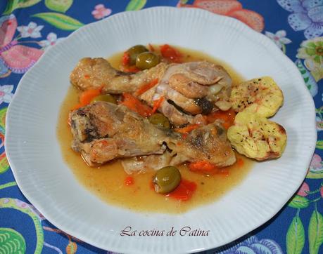 Jamoncitos de pollo con pimientos y aceitunas