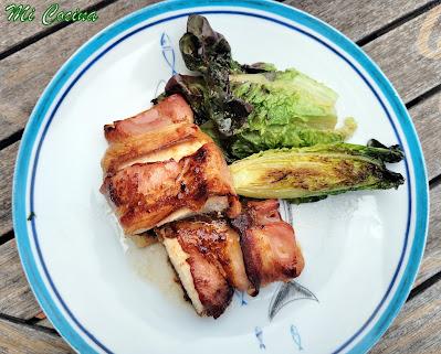 PEZ ESPADA ENROLLADO CON BACON AHUMADO Y CON SOFRITO DE PUERRO, CEBOLLA Y UVAS PASAS CON VINO MOSCATEL