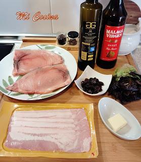 PEZ ESPADA ENROLLADO CON BACON AHUMADO Y CON SOFRITO DE PUERRO, CEBOLLA Y UVAS PASAS CON VINO MOSCATEL