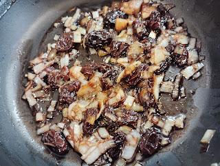 PEZ ESPADA ENROLLADO CON BACON AHUMADO Y CON SOFRITO DE PUERRO, CEBOLLA Y UVAS PASAS CON VINO MOSCATEL