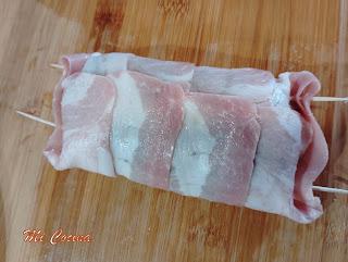 PEZ ESPADA ENROLLADO CON BACON AHUMADO Y CON SOFRITO DE PUERRO, CEBOLLA Y UVAS PASAS CON VINO MOSCATEL
