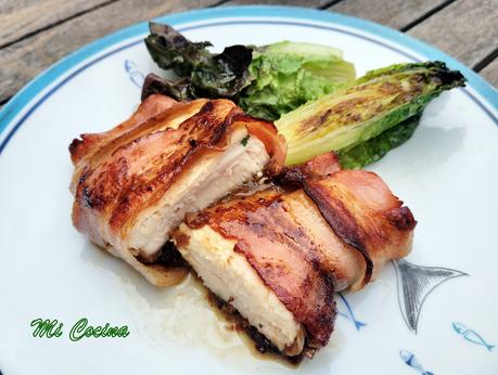 PEZ ESPADA ENROLLADO CON BACON AHUMADO Y CON SOFRITO DE PUERRO, CEBOLLA Y UVAS PASAS CON VINO MOSCATEL