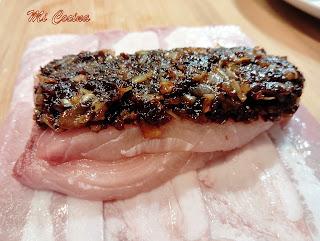 PEZ ESPADA ENROLLADO CON BACON AHUMADO Y CON SOFRITO DE PUERRO, CEBOLLA Y UVAS PASAS CON VINO MOSCATEL