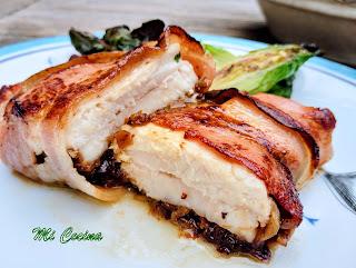 PEZ ESPADA ENROLLADO CON BACON AHUMADO Y CON SOFRITO DE PUERRO, CEBOLLA Y UVAS PASAS CON VINO MOSCATEL
