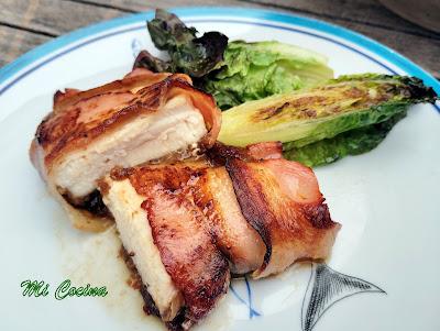 PEZ ESPADA ENROLLADO CON BACON AHUMADO Y CON SOFRITO DE PUERRO, CEBOLLA Y UVAS PASAS CON VINO MOSCATEL