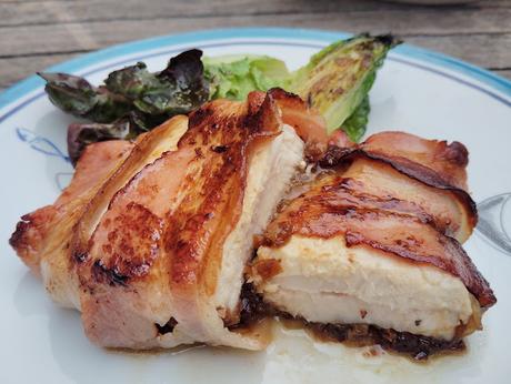 PEZ ESPADA ENROLLADO CON BACON AHUMADO Y CON SOFRITO DE PUERRO, CEBOLLA Y UVAS PASAS CON VINO MOSCATEL