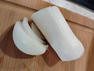 PEZ ESPADA ENROLLADO CON BACON AHUMADO Y CON SOFRITO DE PUERRO, CEBOLLA Y UVAS PASAS CON VINO MOSCATEL