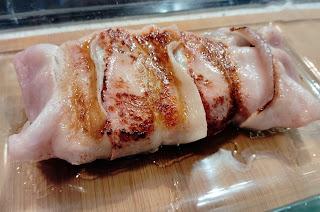 PEZ ESPADA ENROLLADO CON BACON AHUMADO Y CON SOFRITO DE PUERRO, CEBOLLA Y UVAS PASAS CON VINO MOSCATEL