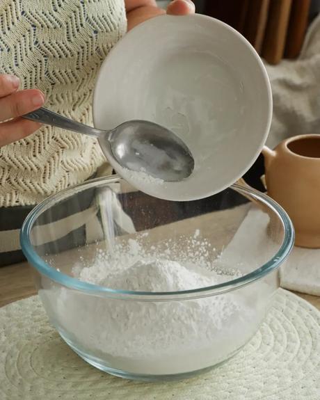 colocar fecula en un bowl