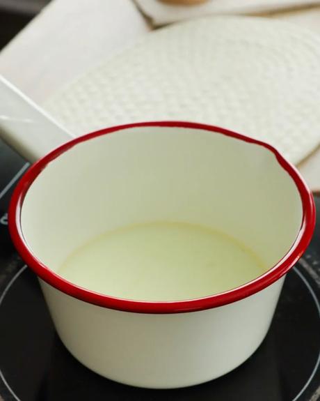 Pão de Queijo calentar leche con aceite