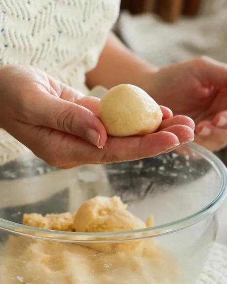 Pão de Queijo formar bolas con la masa