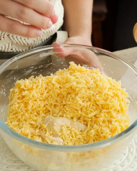 Pão de Queijo añadir el queso rallado