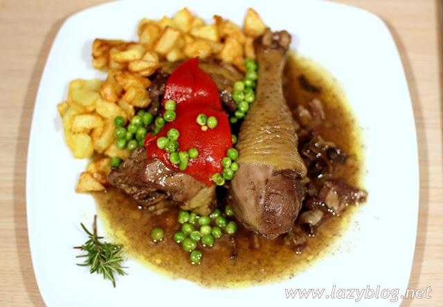 Gallo de corral guisado en vino